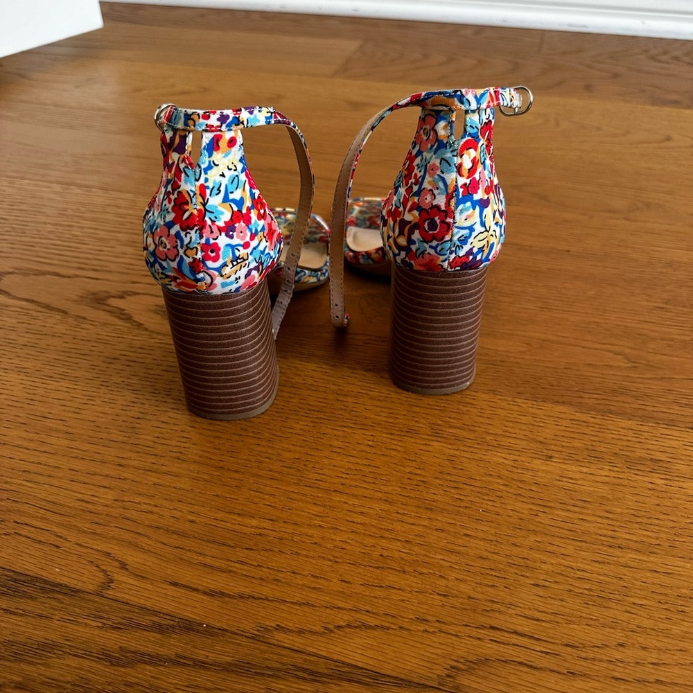 Ladies sandals. Block heel. Floral print.